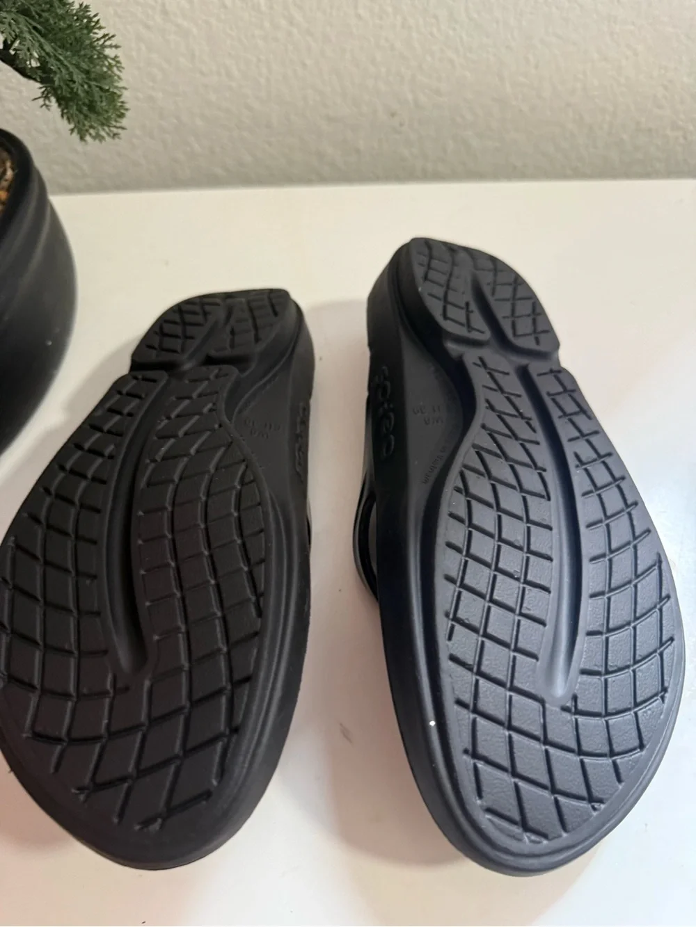 OOFOS Oolala sandals Women size 8 Black Foam Thong Sandals
